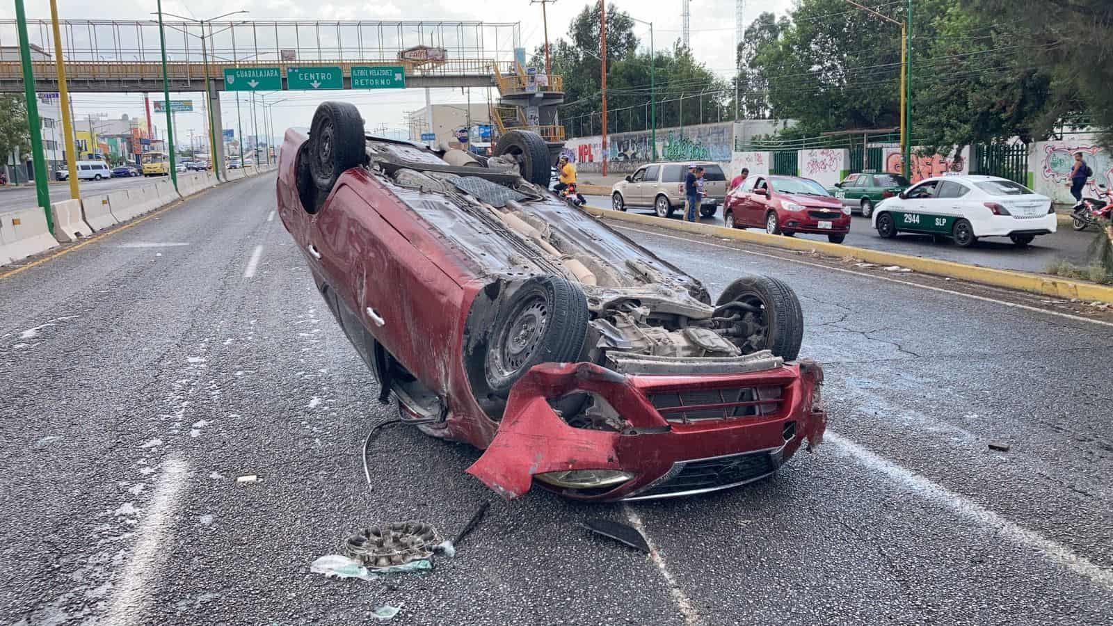 Aparatoso Choque Y Volcadura En La Carretera A Rioverde