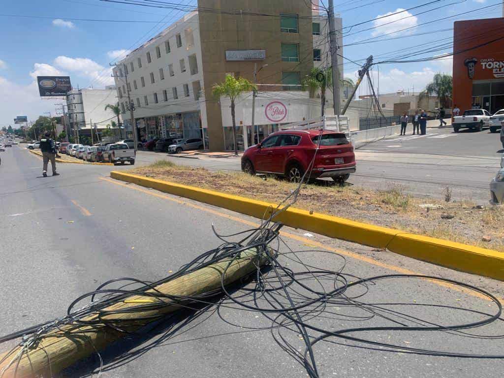 Cami N Tipo Revolvedora Derriba Cuatro Postes Y Da A Veh Culos En