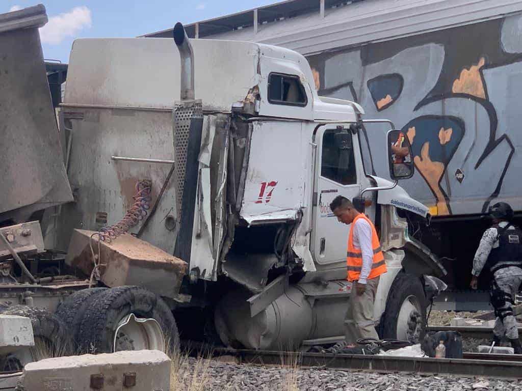 Tren choca contra tráiler en la Zona Industrial