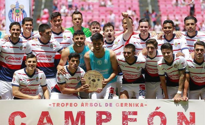 Chivas vence en penaltis al Athletic Bilbao y gana el trofeo Árbol de