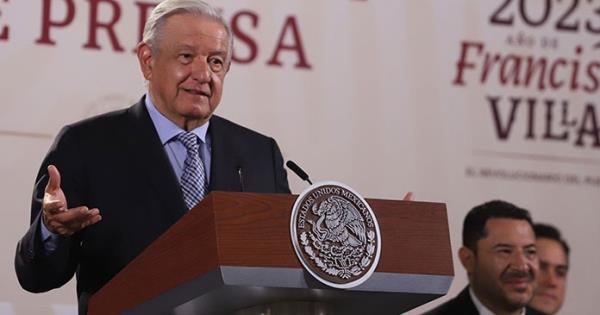 AMLO revela supuestos charolazos de dólares para atacarlo