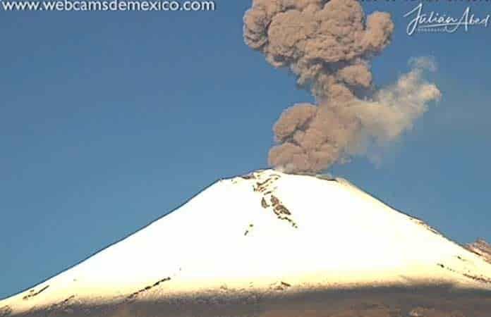 Nevado y con actividad así amaneció el volcán Popocatépetl