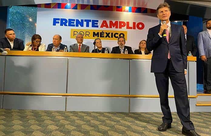 Siguen Xóchitl Creel y Paredes en la contienda