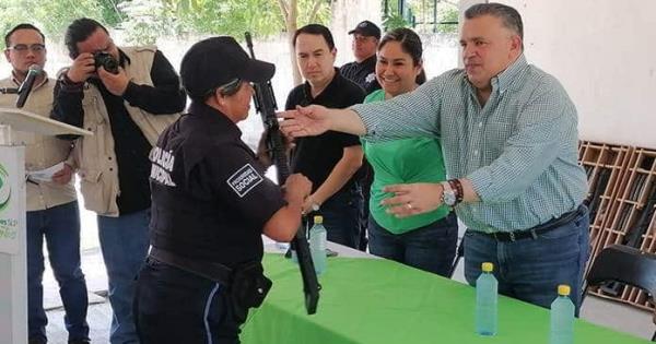 Entregan Armas Y Equipo A Polis