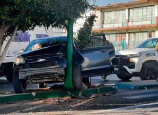 Veloz Camioneta Se Estrella Contra Poste De Alumbrado