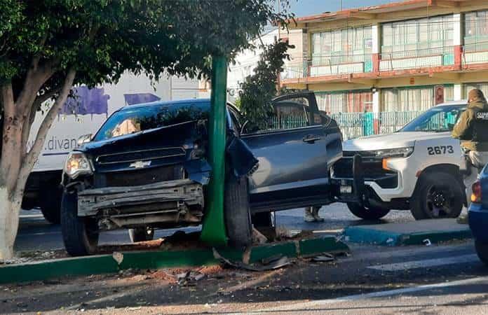 Veloz Camioneta Se Estrella Contra Poste De Alumbrado