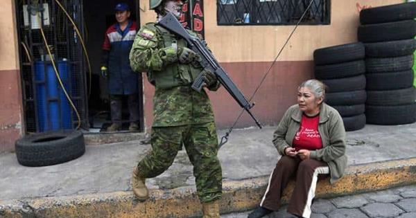 Policía de Ecuador halla 131 tacos de dinamita