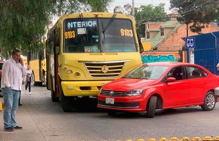 Chocan camión y carro frente a Economía