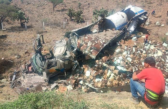 Vuelca camión de carga en autopista de cuota