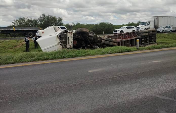 Tráiler vuelca en carretera 57