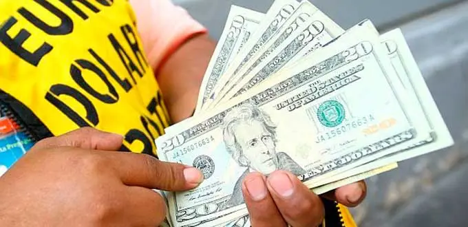 Dólar inicia octubre a la baja