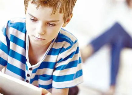 Niños en pobreza, con menor acceso a dispositivos móviles: OCDE