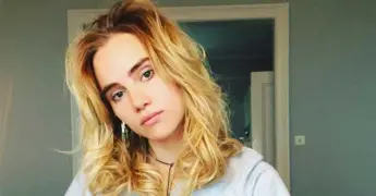 Suki Waterhouse ingresada en hospital por usar ropa ajustada