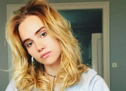 Suki Waterhouse ingresada en hospital por usar ropa ajustada