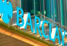 Activistas climáticos boicotean la junta anual de Barclays en Londres
