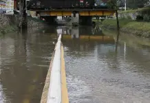 Cierran vialidades por lluvias este jueves