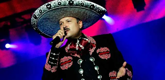 Pepe Aguilar rompe en llanto al recordar su música