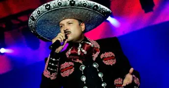 Pepe Aguilar rompe en llanto al recordar su música