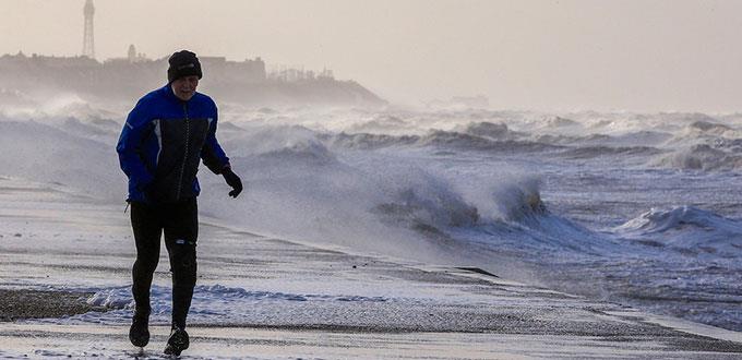 Feroz tormenta causa estragos en Europa occidental