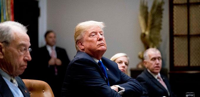 Trump celebra que el filtrador Bannon se haya quedado sin apoyo financiero