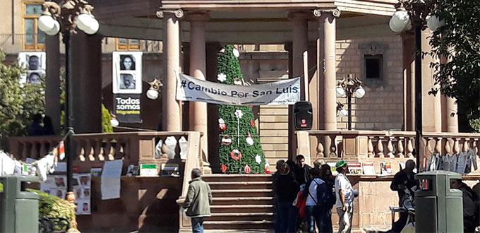 Protestan en Plaza de Armas por alzas y corrupción