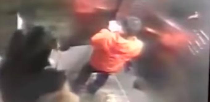 Muere niño en China luego de supuesta golpiza de su madre por perder su celular (VIDEO)