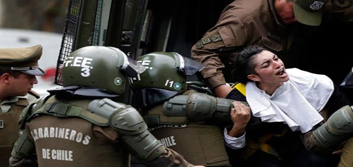 Detienen a cinco jóvenes durante acto en contra de la visita del Papa a Chile