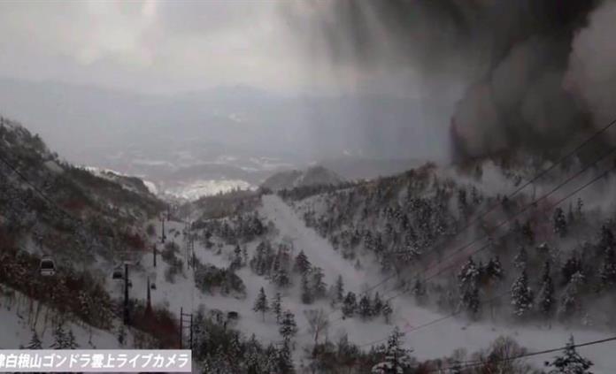 Un muerto y más de 10 heridos en estación de esquí de Japón tras erupción de volcán y avalancha de nieve