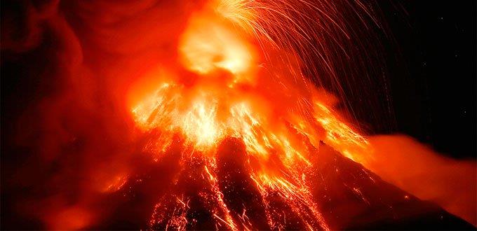 Más de 56 mil personas huyen en Filipinas por erupción del volcán Mayon