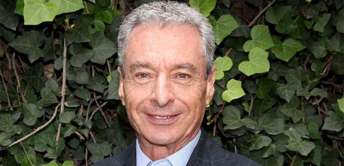 César Costa sigue en pie