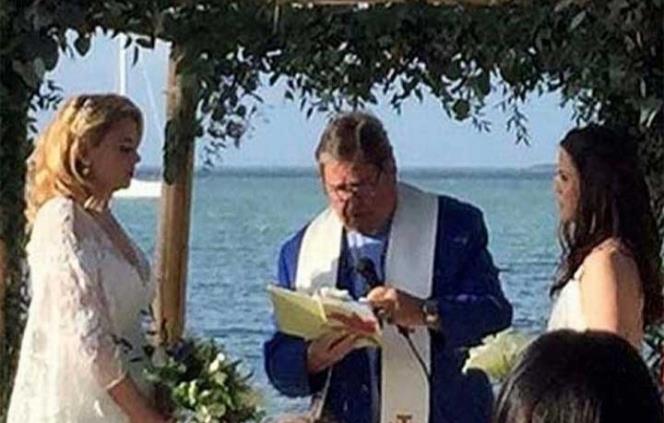 Profesora de escuela católica en Miami es despedida tras casarse con su novia