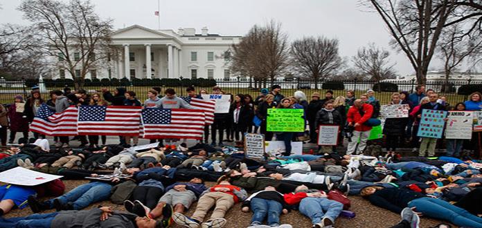 Estudiantes simulan su muerte frente a Casa Blanca en protesta por armas