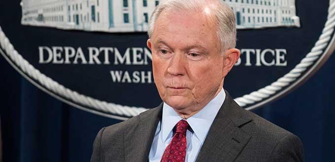 Trump renueva ataques a su secretario de Justicia por caso ruso
