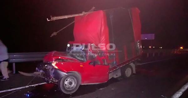 Se Estrella Camioneta Contra Un Tráiler 9828