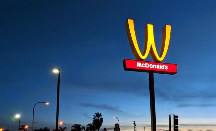 McDonalds voltea su famoso logotipo por un día para honrar a las mujeres