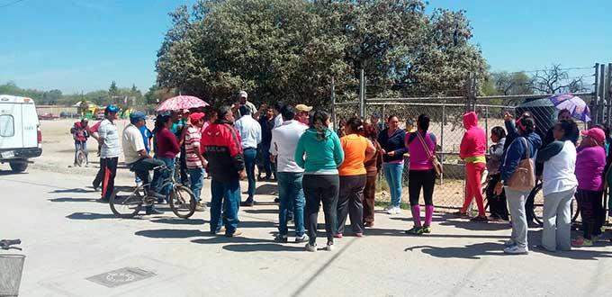 Por la fuerza intentaron desalojar a vecinos que bloquearon pozo para exigir boyas, semáforos y alumbrado