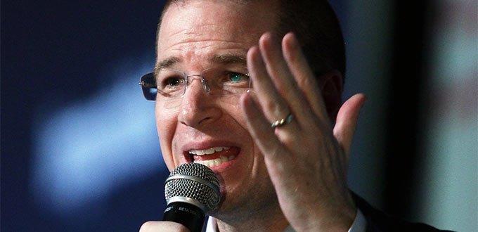 Ricardo Anaya denuncia protesta armada en su contra en el AICM