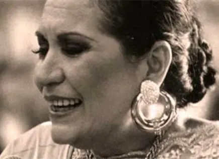 Lola Beltr&aacute;n cautivada por Luis Miguel en su programa de 1982