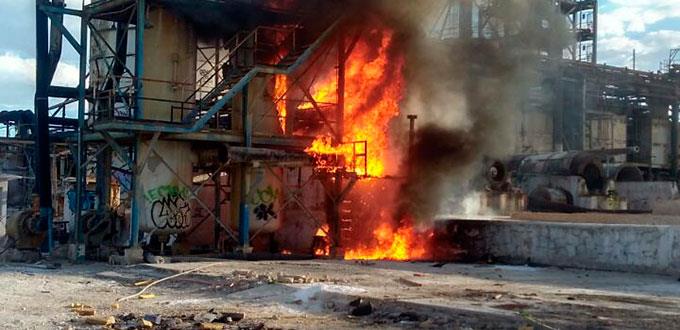 Se queman las instalaciones de una fábrica abandonada