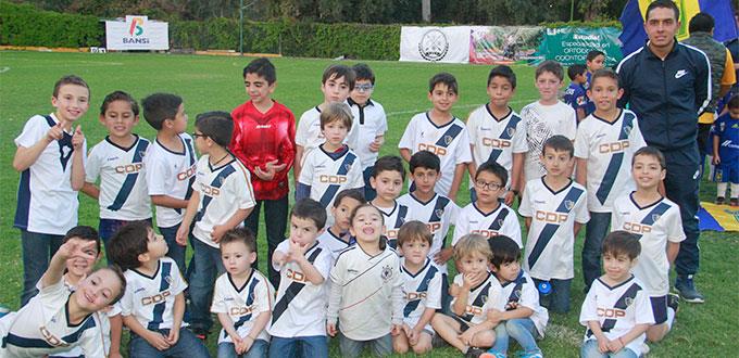 Acción en el Torneo de Futbol del Club Deportivo Potosino