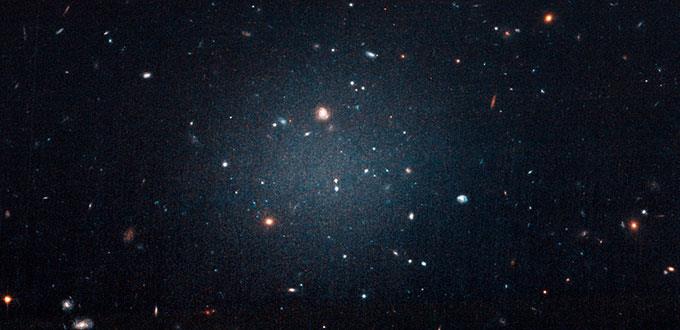 Astrónomos perplejos por falta de materia oscura en galaxia