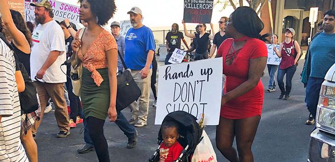 Sacramento vive tensa jornada previa al funeral de joven muerto a tiros por policías