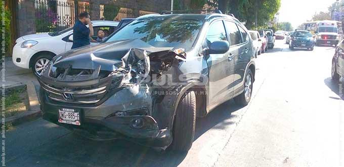 Una lesionada, saldo de choque entre una camioneta y un camión urbano en Carranza