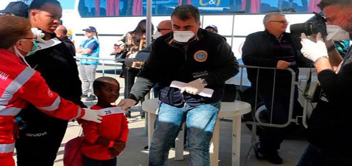 Buque atraca en puerto italiano y desembarca a más de 290 migrantes rescatados en el mar