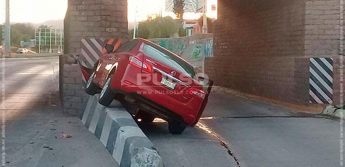 Auto se estampa en el puente de Morales