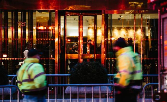 Un muerto y cuatro heridos leves por incendio en la Torre Trump