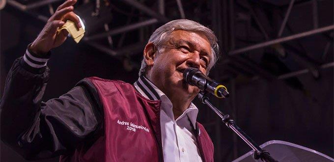 Asegura AMLO que hicieron todo un escándalo por su viaje en taxi aéreo