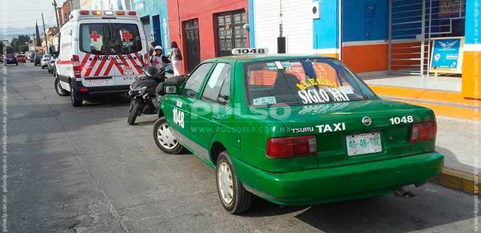 Taxista recibe golpiza por reclamar a pasajeros de una camioneta un choque a su unidad
