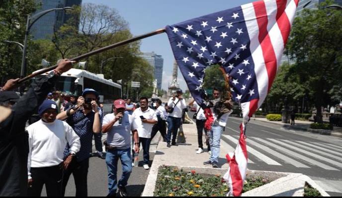 Queman bandera de EU frente a embajada en CDMX