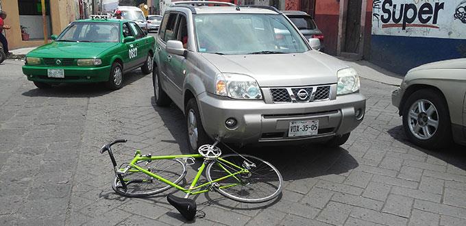Chocan ciclista y camioneta en San Sebas